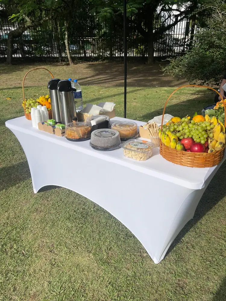 Mesa de frutas e café montada em jardim