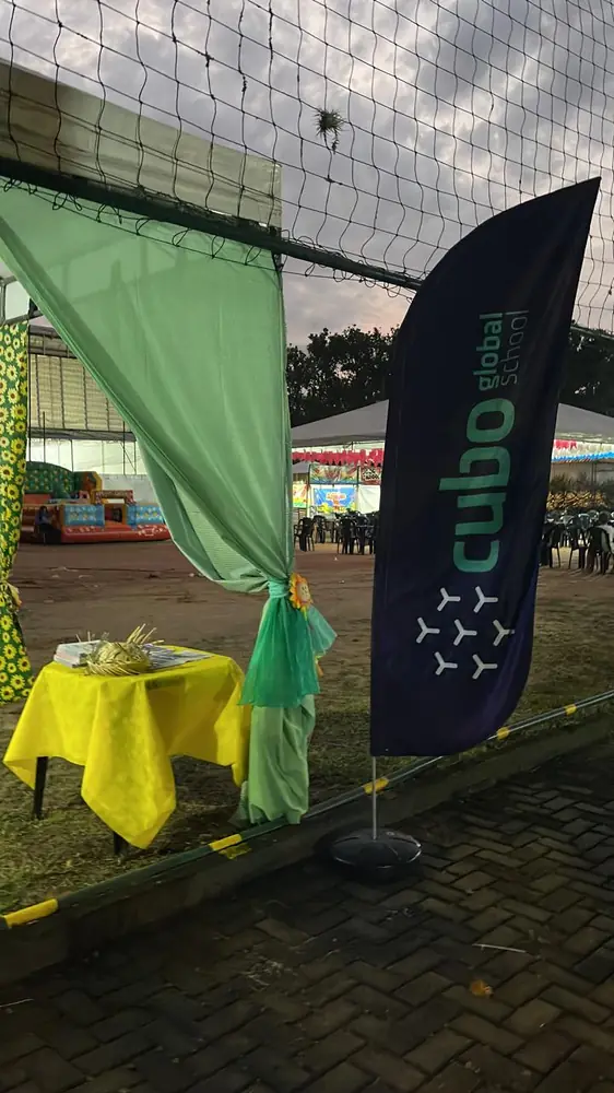 Tenda decorada ao entardecer em evento corporativo