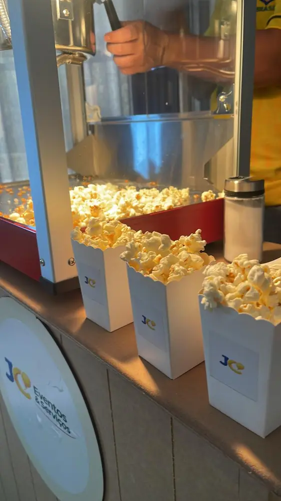 Máquina de pipoca com marca JC Eventos e Serviços