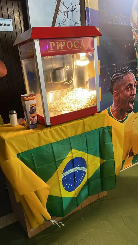 Máquina de pipoca com bandeira do Brasil