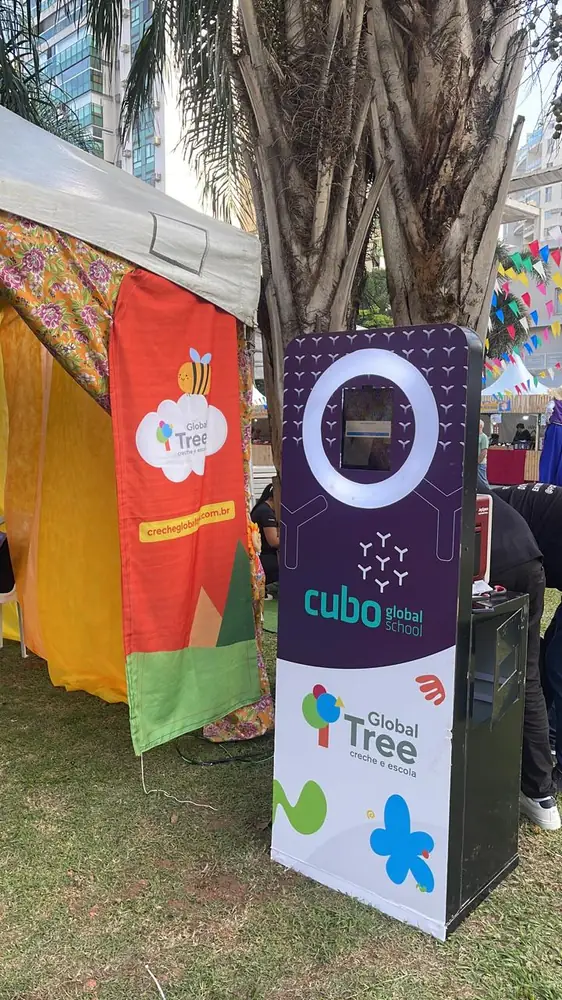 Totem interativo e banner de evento corporativo