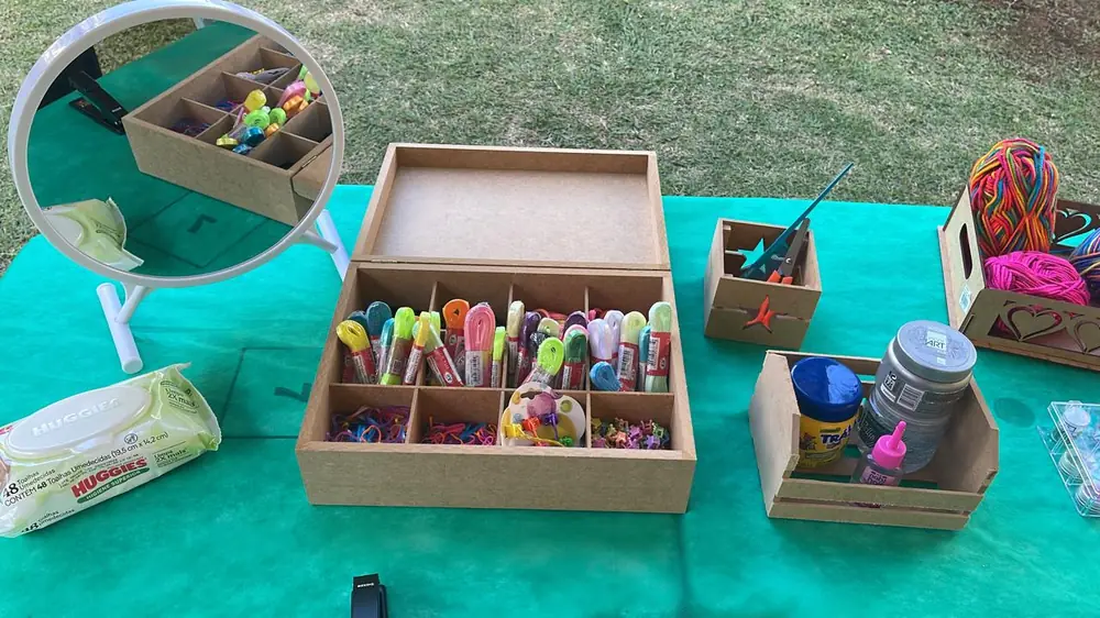 Mesa de artesanato com materiais coloridos para crianças