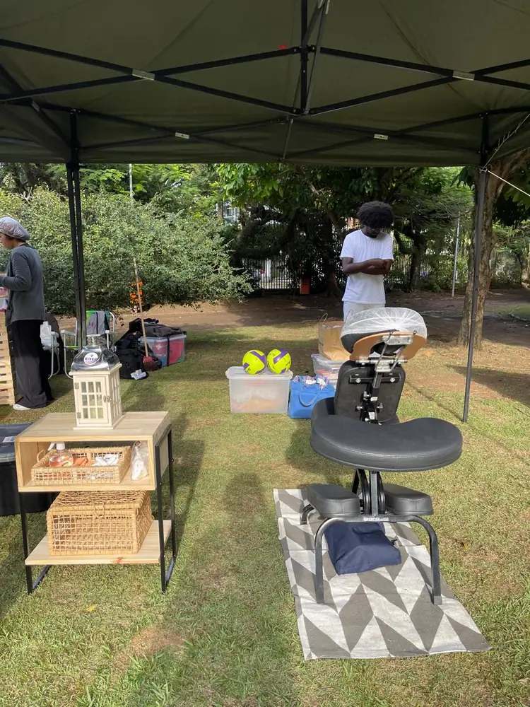 Cadeira de massagem montada em área externa do evento