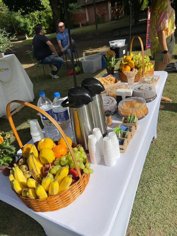 Mesa de coffee break com cestas de frutas para convidados