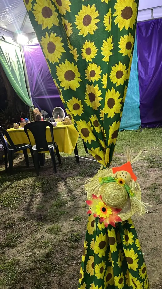 Tecido decorativo de girassóis à noite em evento