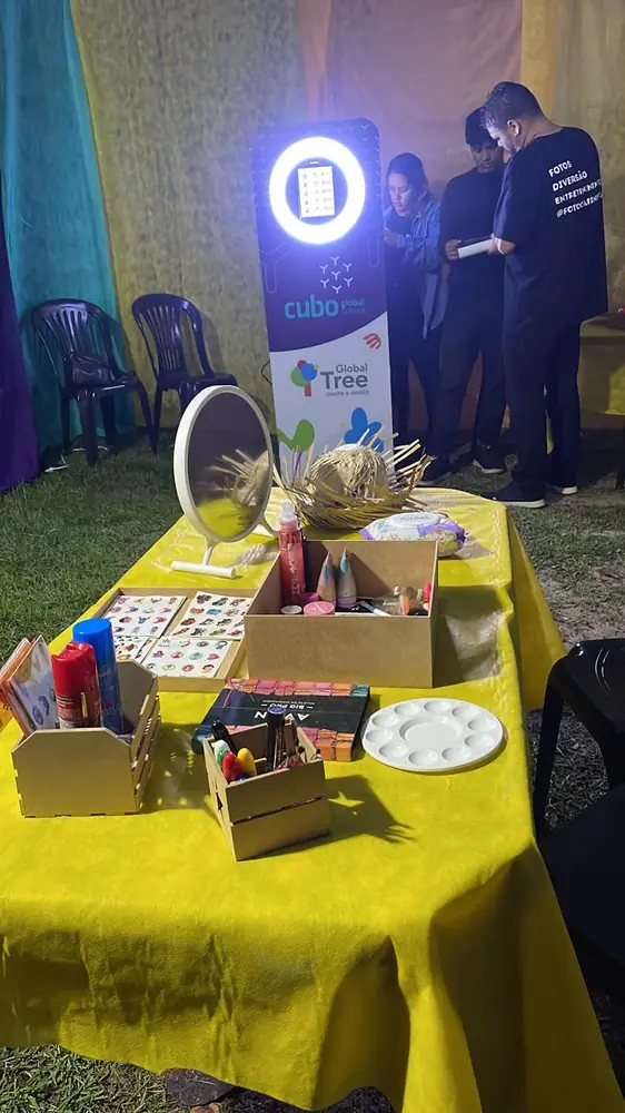 Mesa de maquiagem e artesanato iluminada à noite