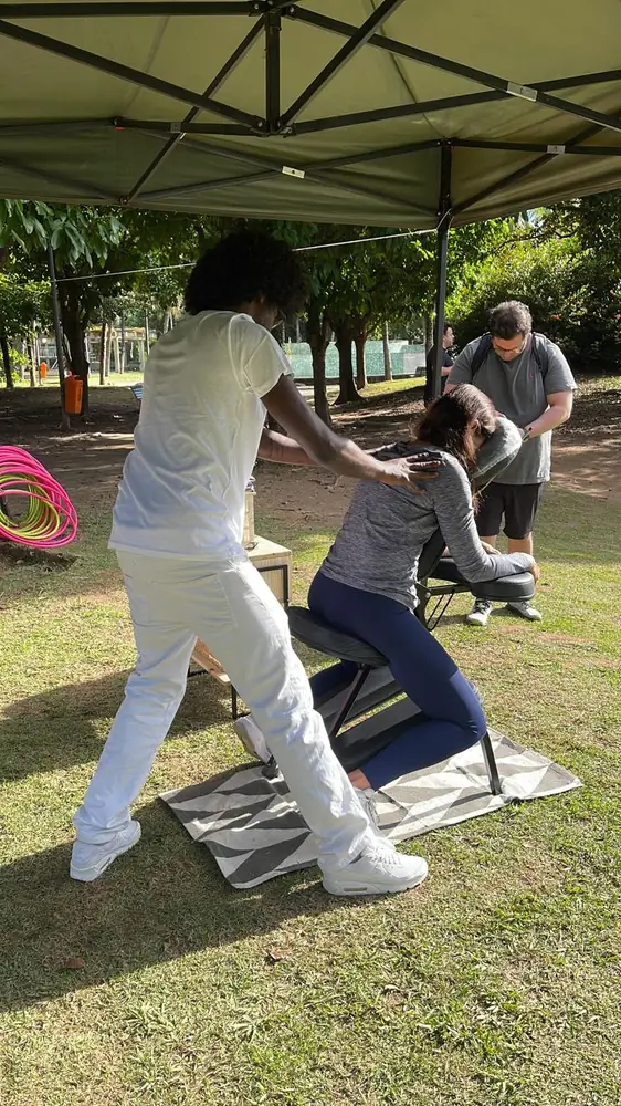 Sessão de massagem relaxante durante evento corporativo